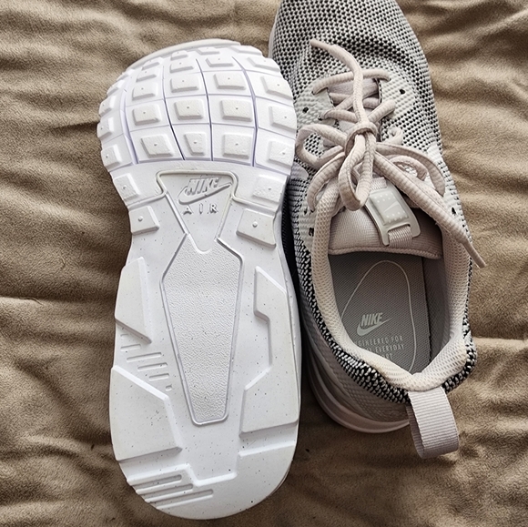 Womens Nike Air Tennis Shoes - Picture 4 of 5